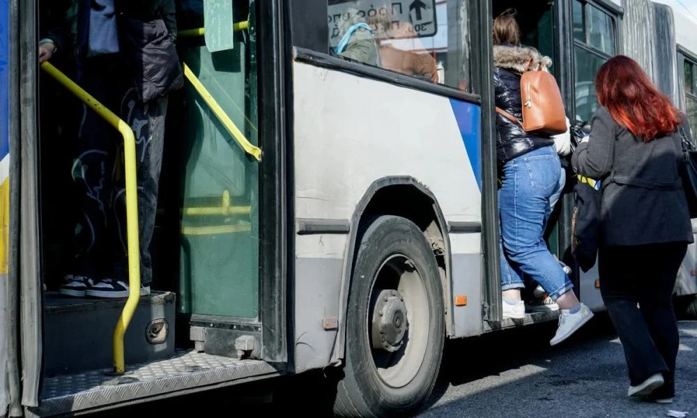 Τροχαίο ατύχημα με 5 ελαφρά τραυματίες: Λεωφορείο του ΟΑΣΑ έπεσε σε κολώνα στα Λιόσια